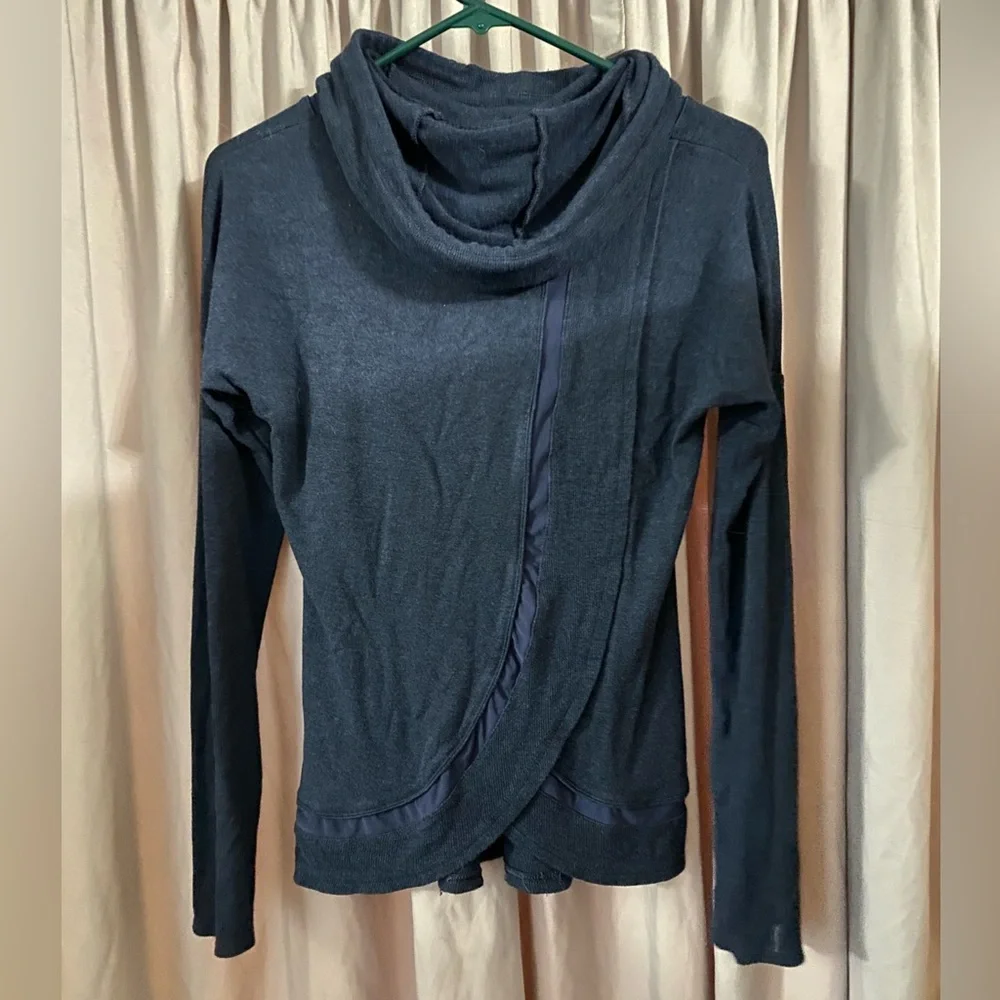 Alo Hoodie - Picture 3 of 4